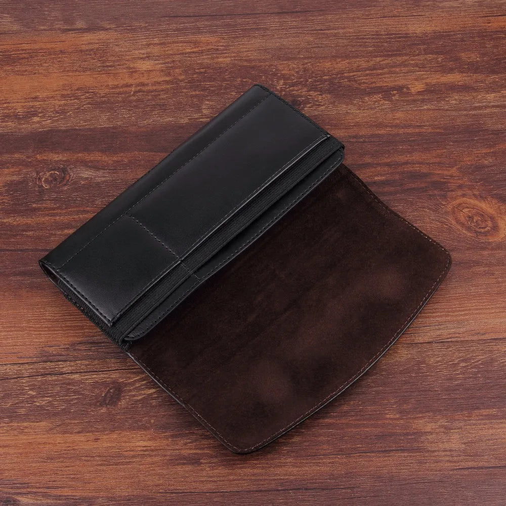 Portefeuille de téléphone en cuir marron foncé avec une pince ceinture noire, posé sur une surface en bois.
