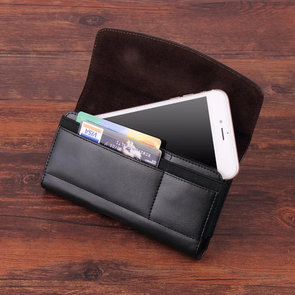 Portefeuille en cuir noir ouvert, contenant un smartphone et plusieurs cartes sur une surface en bois.