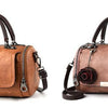 Tan Leder-Blumen-Anhänger-Schultertasche mit dunkelbraunen Riemen und Hardware.