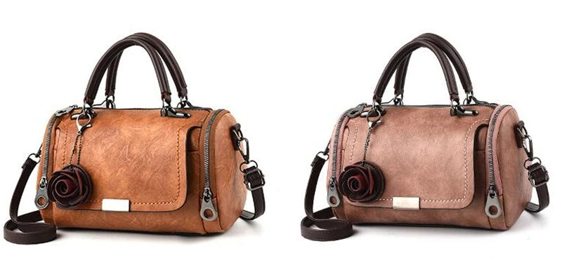 Tan Leder-Blumen-Anhänger-Schultertasche mit dunkelbraunen Riemen und Hardware.