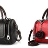 Schwarze Leder-Blumen-Anhänger-Schultertasche und rote Leder-Blumen-Anhänger-Schultertasche
