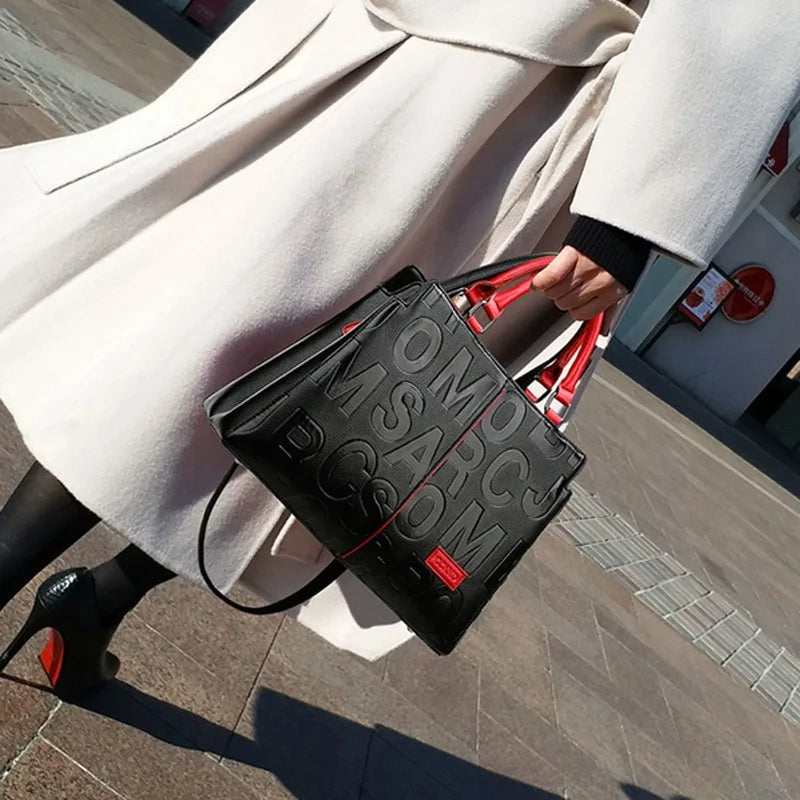 Une femme portant un manteau beige tient un sac bandoulière en cuir PU noir avec des accents rouges.