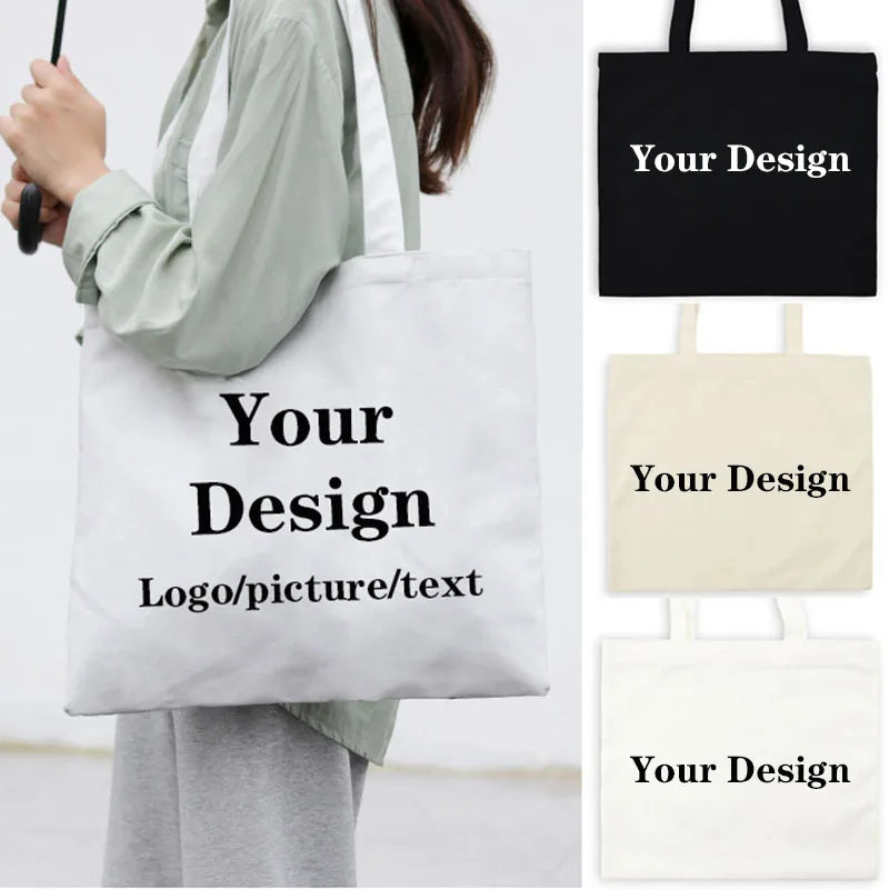 Una persona sostiene una bolsa tote de lona blanca con texto negro, demostrando el producto.