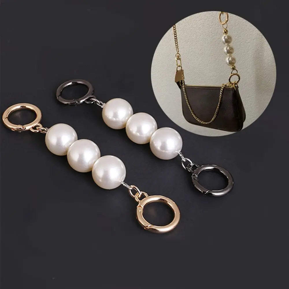 Accessoires de perles d'or et d'argent pour une sacoche en cuir marron avec un charm.
