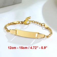 Bracelet nom en acier inoxydable doré avec chaîne et plaque rectangulaire, sur fond blanc.