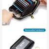 Cartera billetera de cuero genuino negro con cadena dorada adjunta.