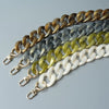 Colección de cadenas de hombro de resina ajustables en varios colores, incluyendo oro, plata, gris y verde lima.