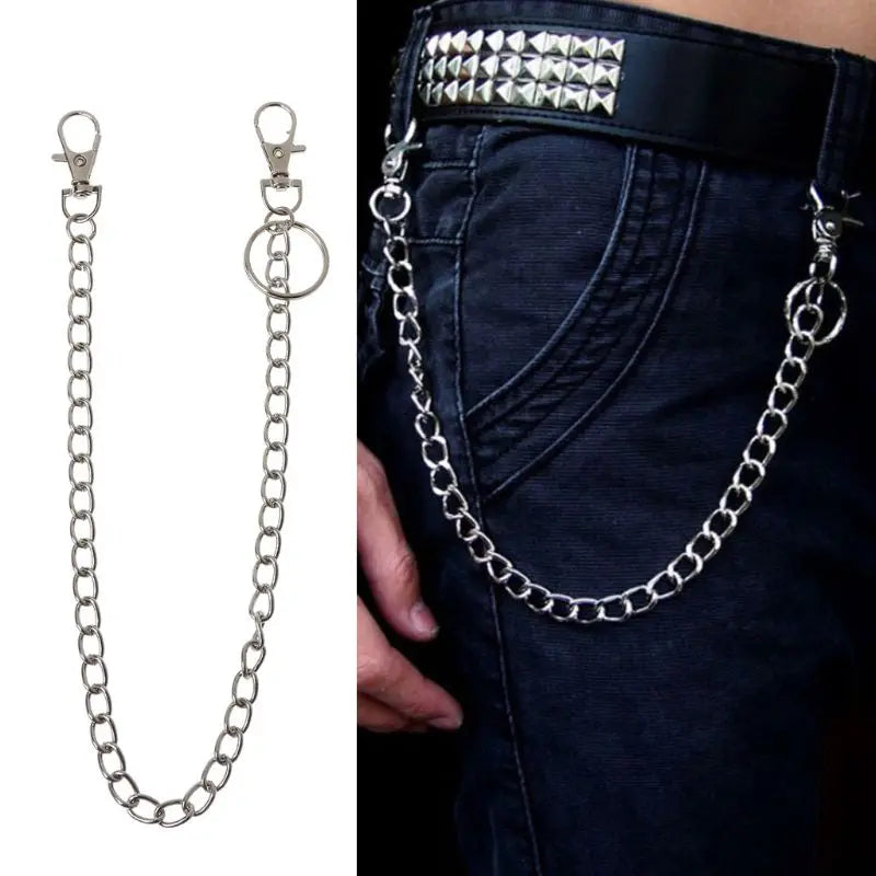 سلسلة معدنية فضية قابلة للتعديل بحلقة دائرية مربوطة بحزام أسود وجينز.