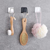 Support à éponges pour évier en acier inoxydable avec brosse en bois et éponge rose moelleuse sur une surface grise