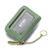 Cartera de cuero verde con tarjeta protegida RFID y cadena de oro.