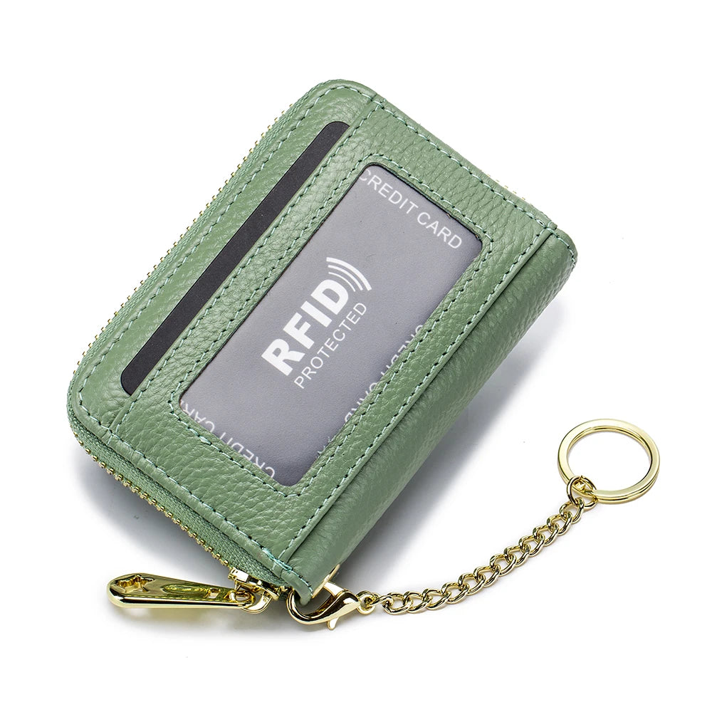 Cartera de cuero verde con tarjeta protegida RFID y cadena de oro.