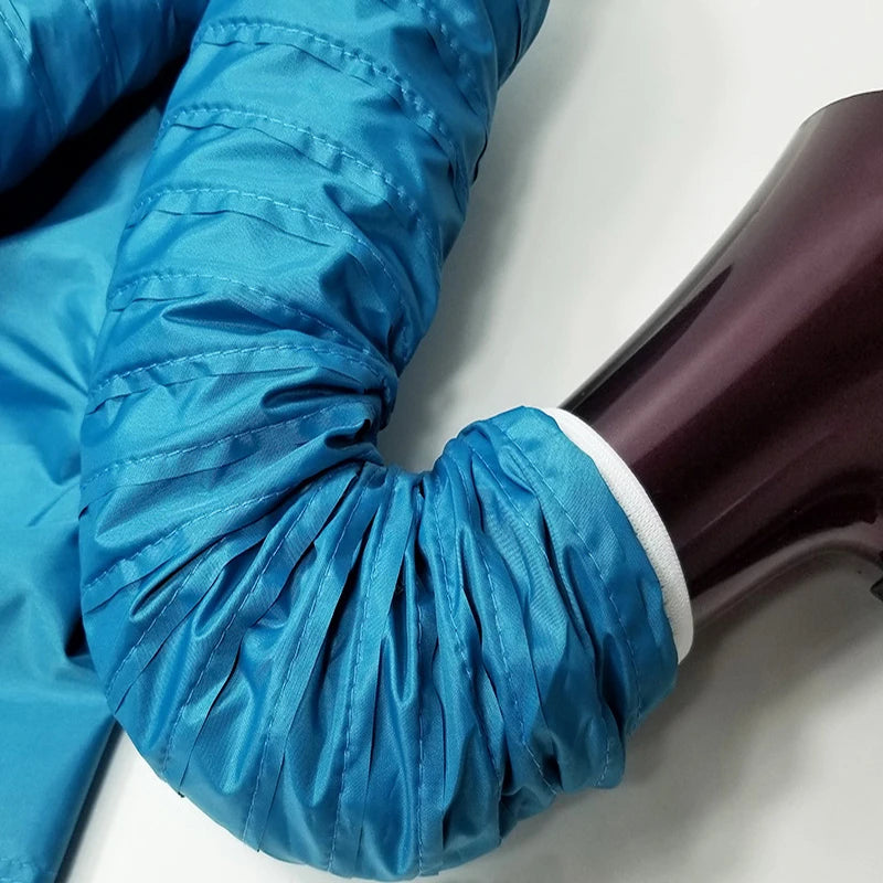 Nahaufnahme eines leuchtend blauen, plissierten Tierhaar- oder Pflegebeutels gehalten von einer Hand.
