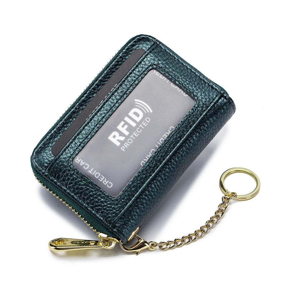 Cartera de cuero genuino verde oscuro con soporte para tarjeta y cadena dorada.