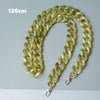 Bolso de cadena de hombro de resina verde dorado de 120 cm de largo, exhibido sobre fondo gris claro.