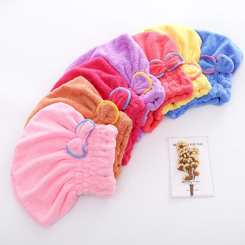 Colección de toallas y pañuelos de microfibra de cabello y baño coloridos en tonos rosa, naranja, amarillo y azul.