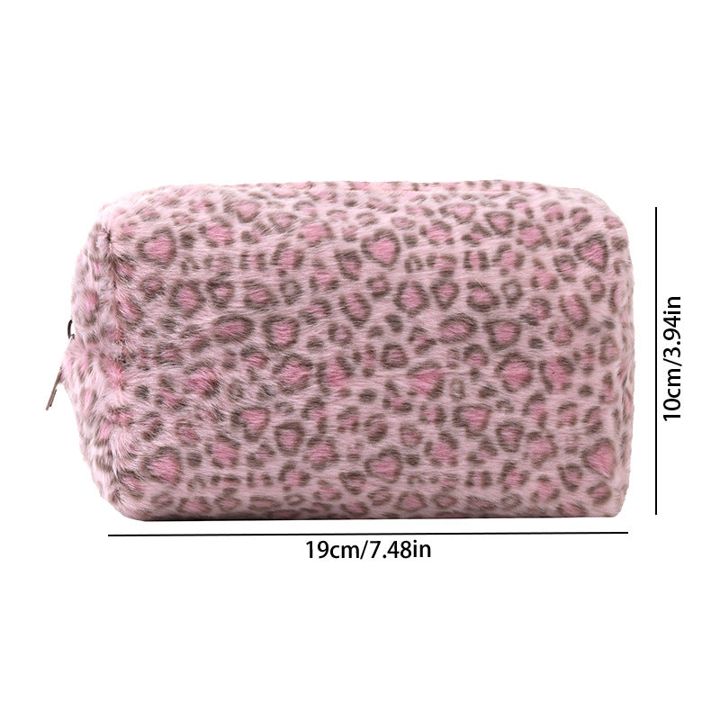 Bolsa organizadora de cosméticos rectangular con textura de leopardo rosa, mide 19 cm de largo y 10 cm de alto.