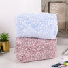 Un par de bolsas organizadoras de cosméticos, una azul claro y otra de estampado leopardo rosa, mostradas sobre una superfici
