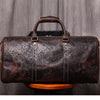 Dunkelbraune Vintage-Leder-Totebag mit Lederriemen auf Holzoberfläche.
