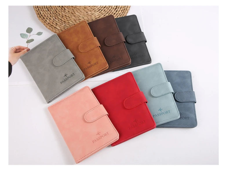 Collection de porte-passeport en cuir imperméable dans diverses couleurs : marron, gris, noir et rouge.