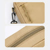 Sac bandoulière beige unisexe vu sous deux angles, avec gros plan sur la fermeture éclair et les éléments métalliques.