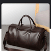 Bolsa de viaje retro de cuero PU marrón oscuro sobre una alfombra gris.