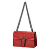 Bolso cruz de hombro con estampado de cocodrilo rojo y correa de cadena plateada.