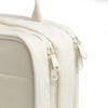 Gros plan d'un sac organisateur cosmétique portable suspendu de couleur crème avec une fermeture éclair.