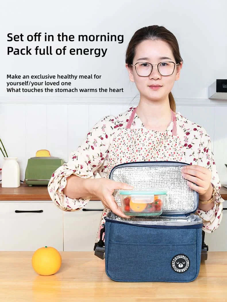 Eine Frau hält eine isolierte Thermotasche mit einer gesunden Mahlzeit, die sie für Picknicks und Arbeit demonstriert.