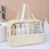 Beige Kosmetik- und Badezusatztasche mit Henkeln, geöffnet, zeigt verschiedene Flaschen drinnen.
