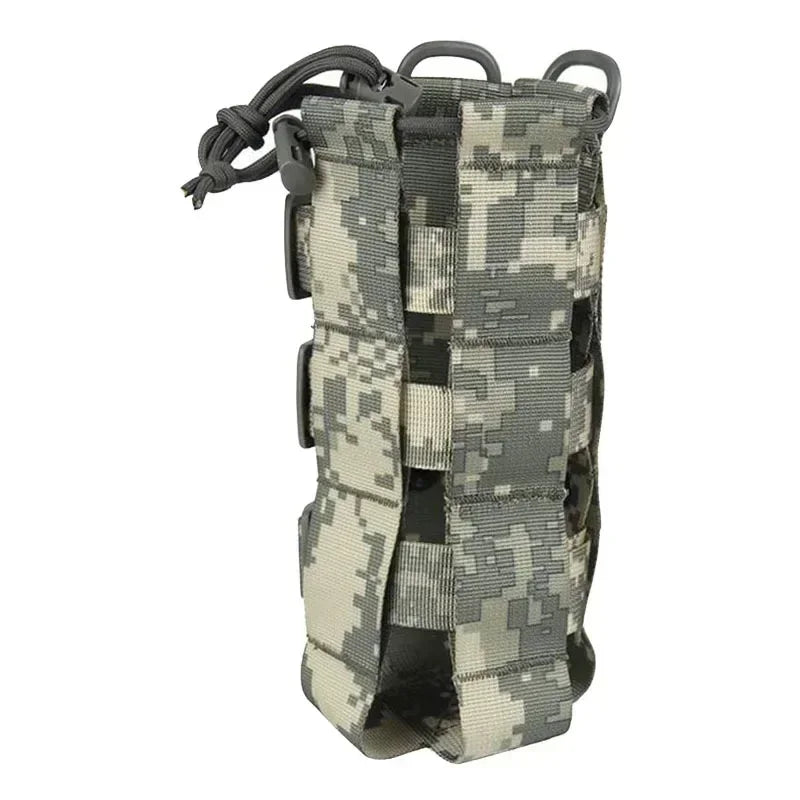 Une pochette pour bouteille d'eau tactique en tissu camouflage.