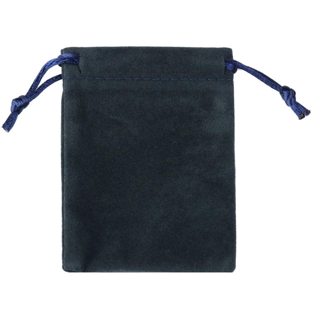 Bolsa de regalo de terciopelo gris oscuro con cordones azules.