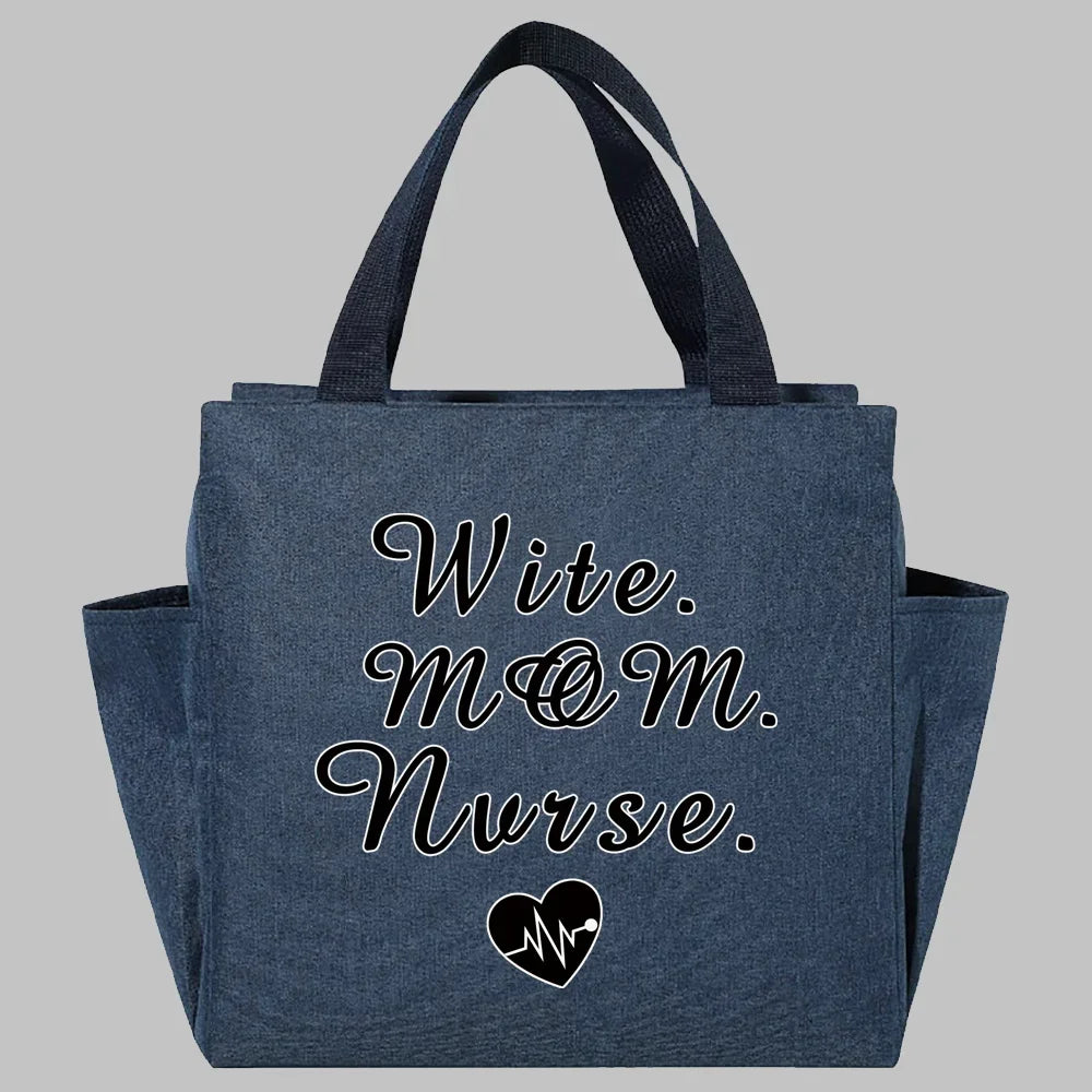 Bolsa de almuerzo de lona aislada azul marino con texto bordado blanco "Wite. Mom. Nurse." y un gráfico de corazón.