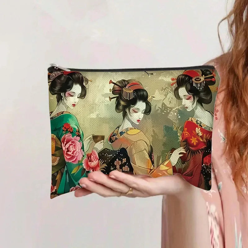 Bolsa de almacenamiento de cosméticos con diseños inspirados en la tradición china, patrones florales y detalles intrincados.