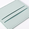 Porta tarjetas de cuero PU color menta claro con tres ranuras horizontales.