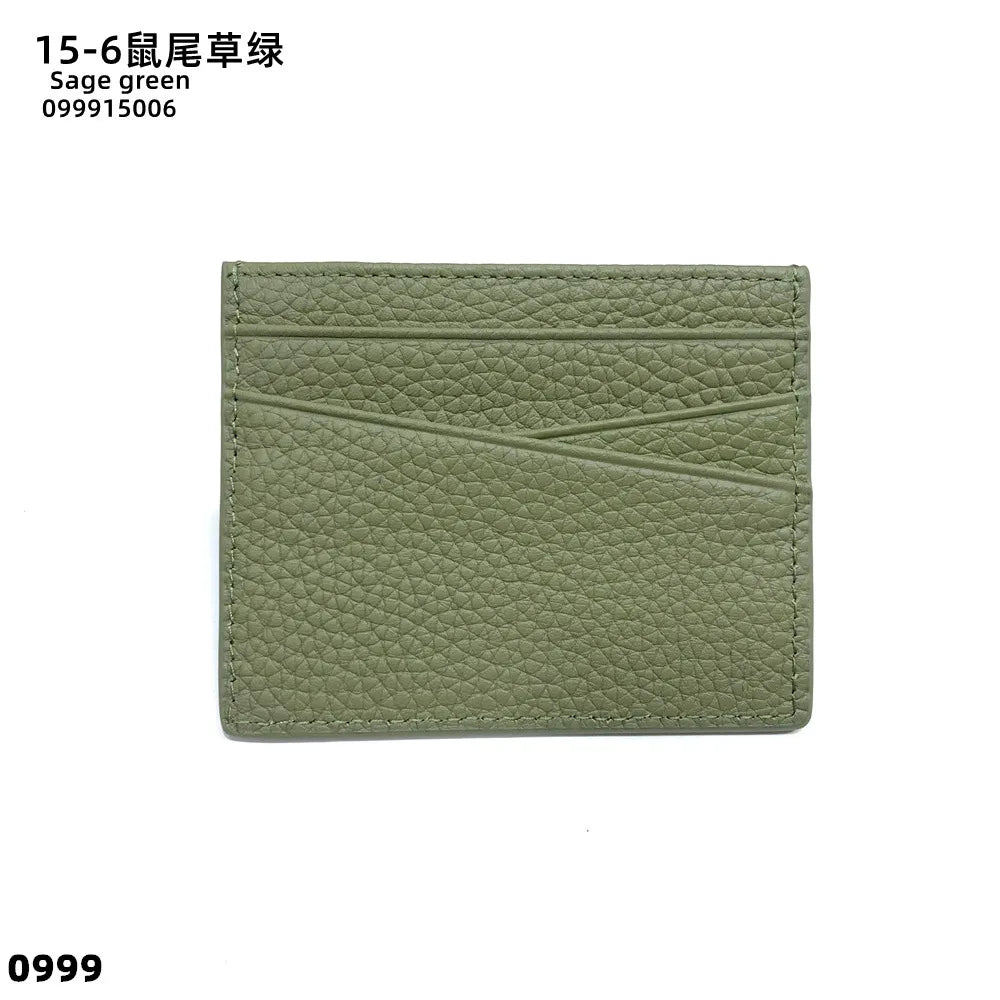 Porte-cartes en cuir véritable vert sauge rectangulaire à surface texturée.
