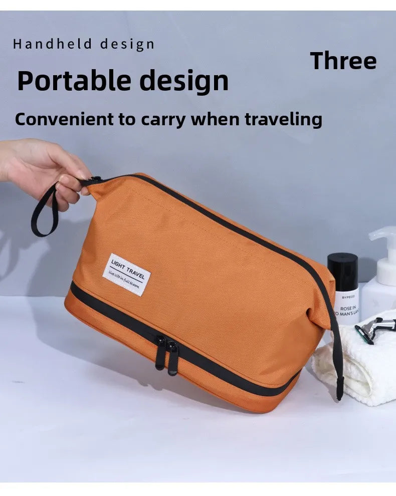 Eine orangefarbene Reise-Toiletttasche mit schwarzem Zierrand wird von einer Hand gehalten.