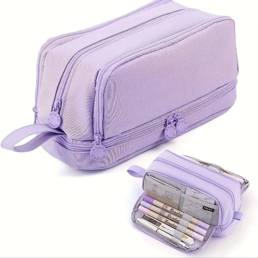 Étui à crayon lavande multi-compartiments avec fermeture éclair et poche extérieure souple.