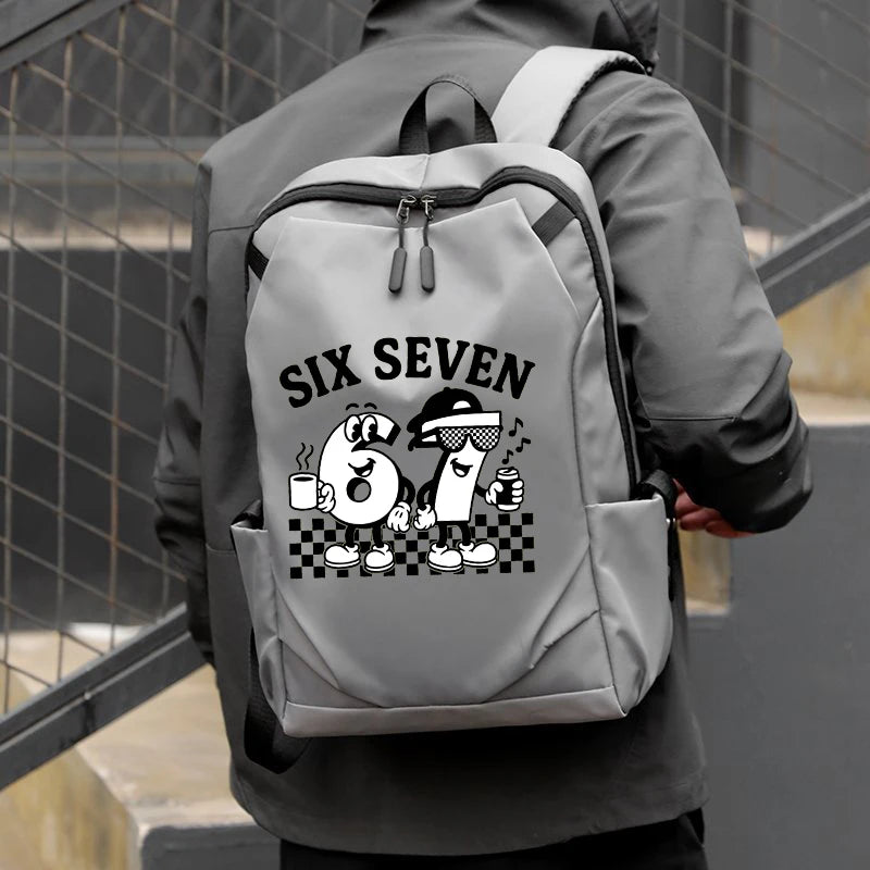 Grauer Anime-Stil-Rucksack mit dem Text SIX SEVEN und karierartigem Muster.