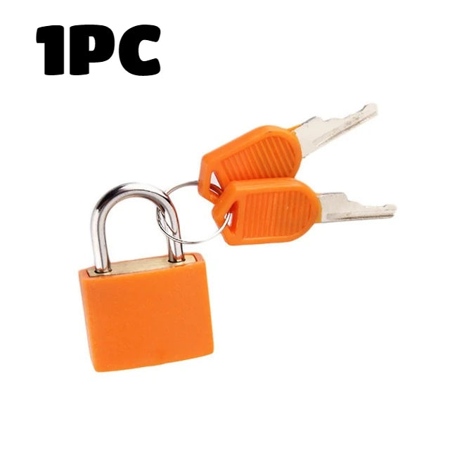 Ein Set aus drei orangefarbenen Mehrschlüssel-Schlössern für Gepäck und Tagebücher.