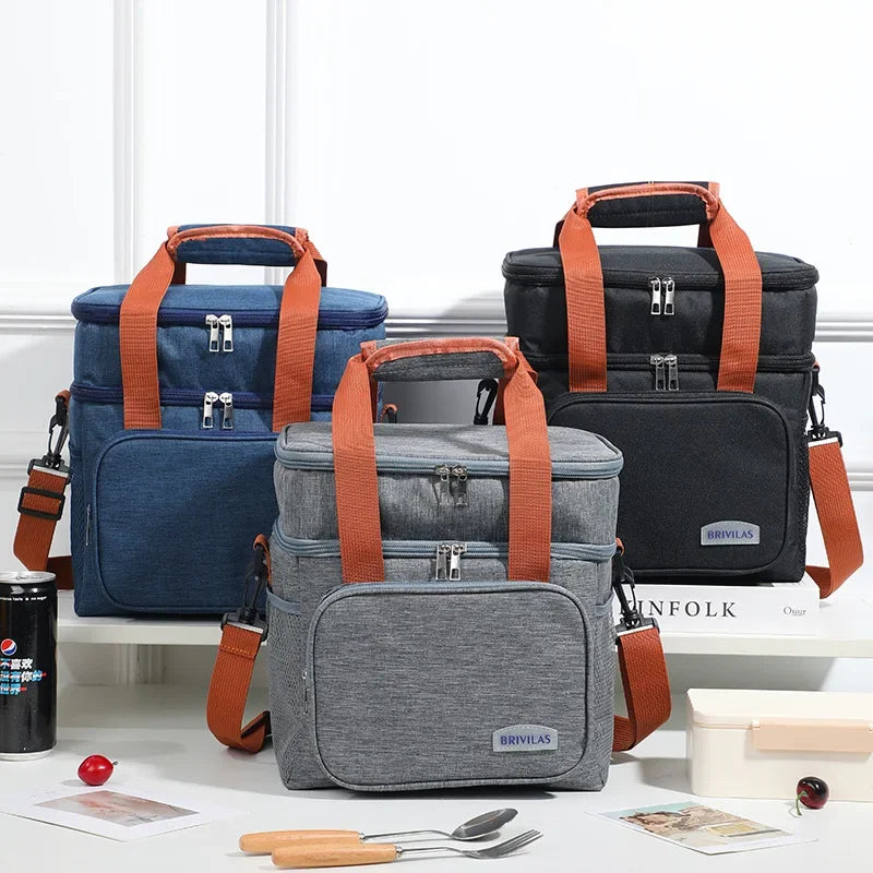 Une pile de trois sacs isothermes pour pique-nique bleu foncé, noir et gris avec des bretelles orange sur une surface blanche