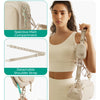 Eine Frau benutzt eine cremefarbene multifunktionale Crossbody-Tasche mit abnehmbaren Riemen und einem integrierten Schlüssel