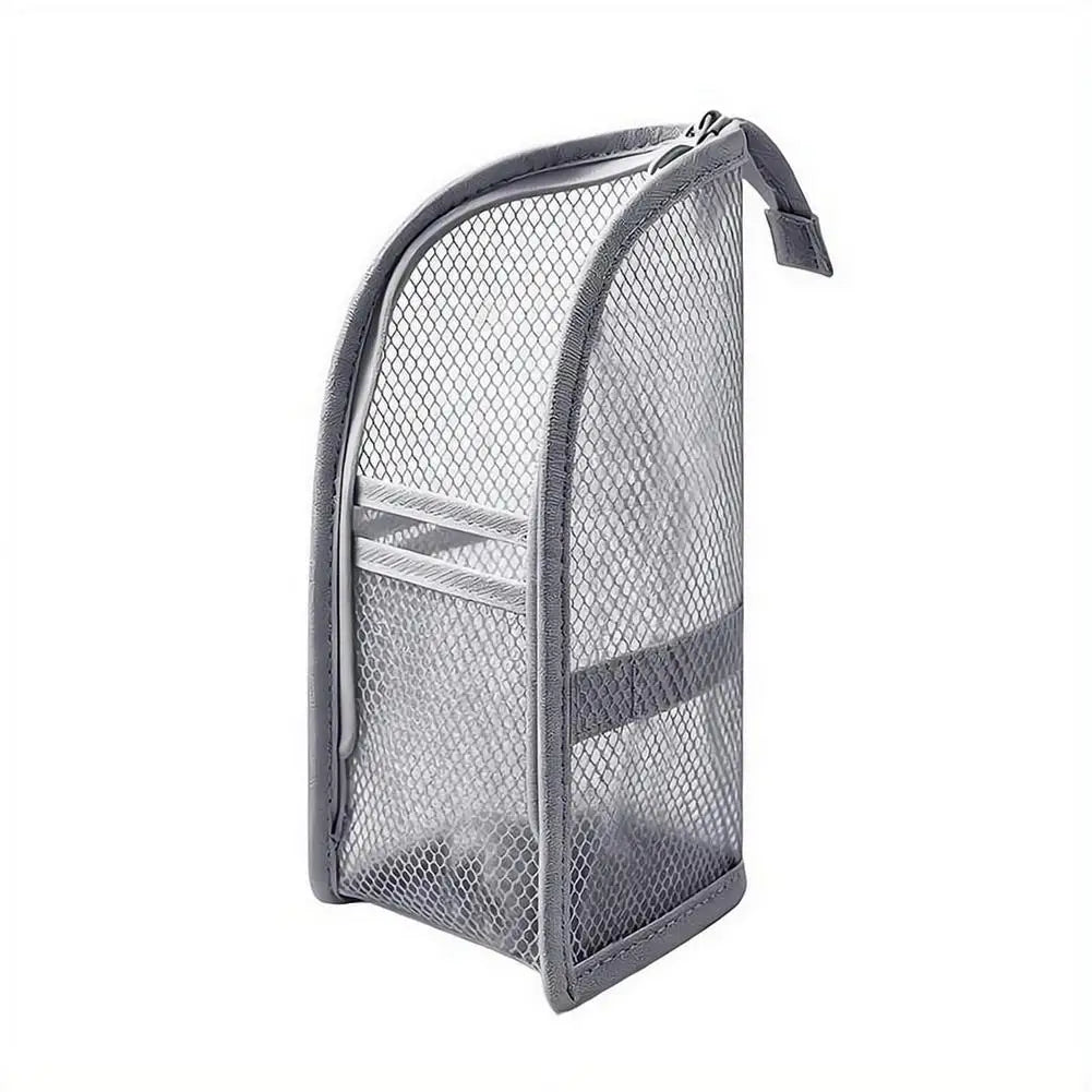 Bolsa cosmética de malla de viaje gris con cierre y ventana de plástico transparente.