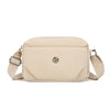 Bolso cruz impermeable beige de nylon con cierre de solapa y ribete de cuero.