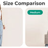 Größenvergleich: Kleine und mittlere beige Einkaufstasche, getragen von einem Model.