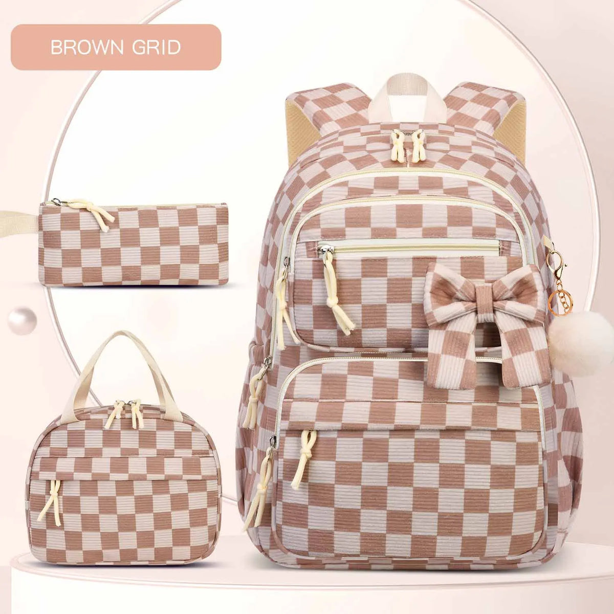 Brauner karierter Rucksack-Set mit Hauptrucksack und separatem Beutel.