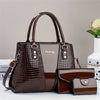 Set de bolso de cuero patentado con estampado de cocodrilo marrón, con solapa y clutch.
