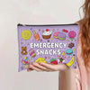 Bolsa de tela morada con cremallera llena de snacks de emergencia como piruletas, cupcakes y dulces.