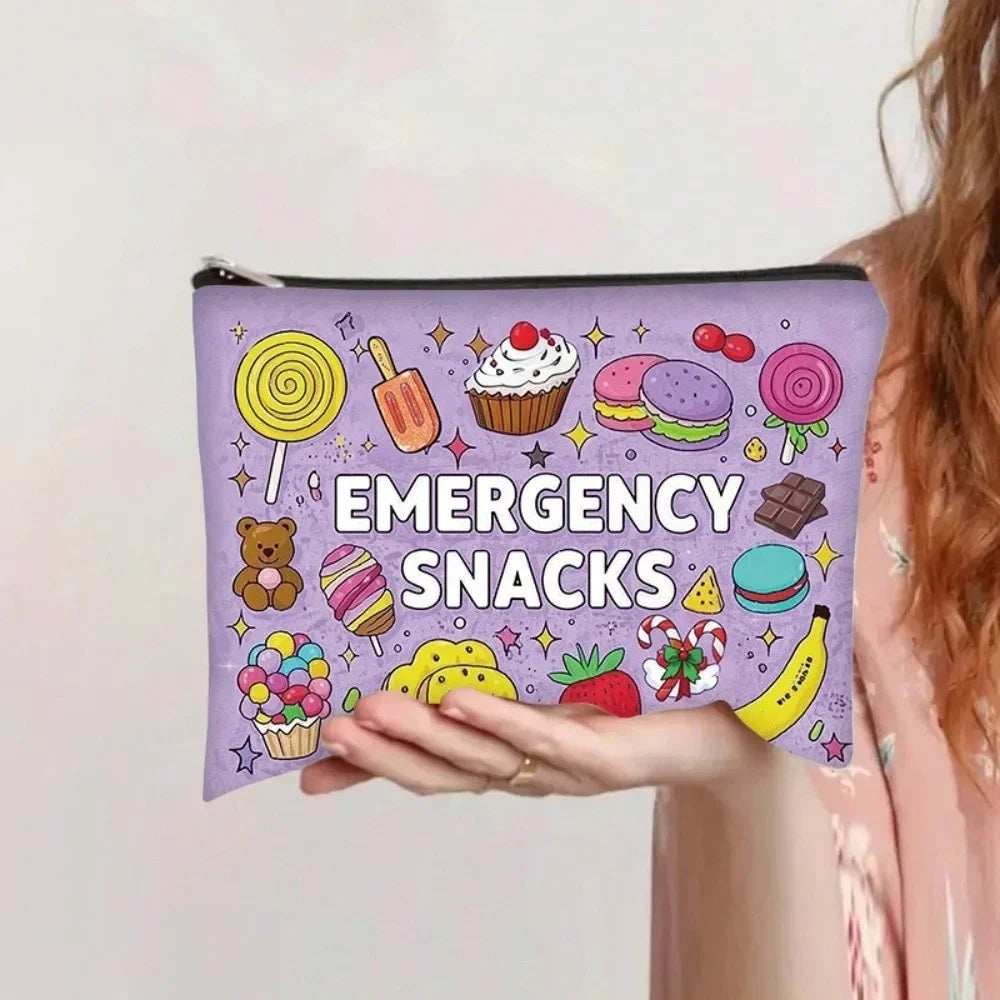 Bolsa de tela morada con cremallera llena de snacks de emergencia como piruletas, cupcakes y dulces.