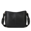 Sac à main en cuir PU noir avec fermeture à rabat et sangle ajustable, vu de face.