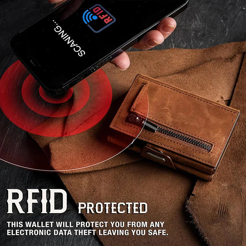 يد تمسك بهاتفاً يمسح محفظة جلدية محمية بتقنية RFID موضوعة على سطح قماشي بني.